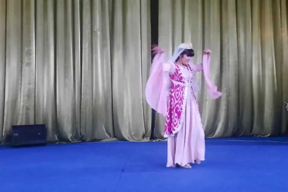 ЗАМОНАВИЙ РАҚСЛАР